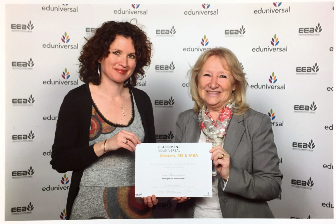 Mmes Rossette et Hughes recevant l'attestation de classement Eduniversal 2017
