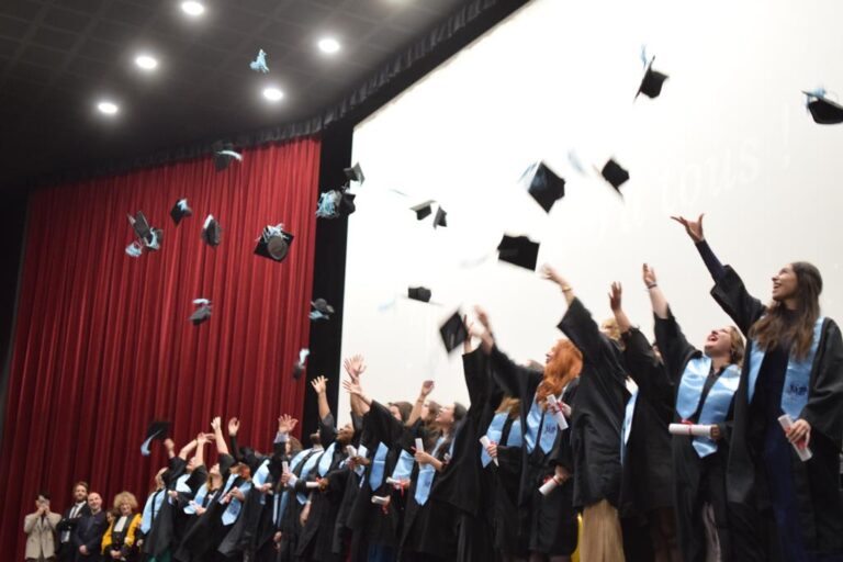 Sous les projecteurs : Diplômes et statuettes à l’honneur